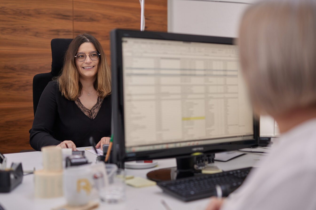 Kolleginnen sprechen sich ab, Buchhaltung, REINHOLD KELLER