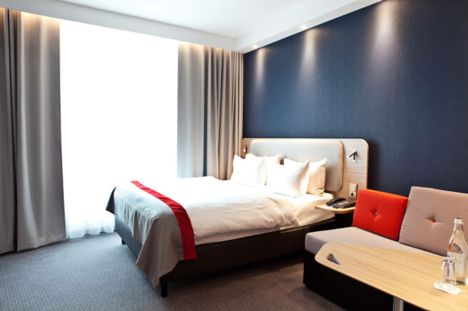 Holiday Inn Express in Siegen - Hotelzimmer, Bett