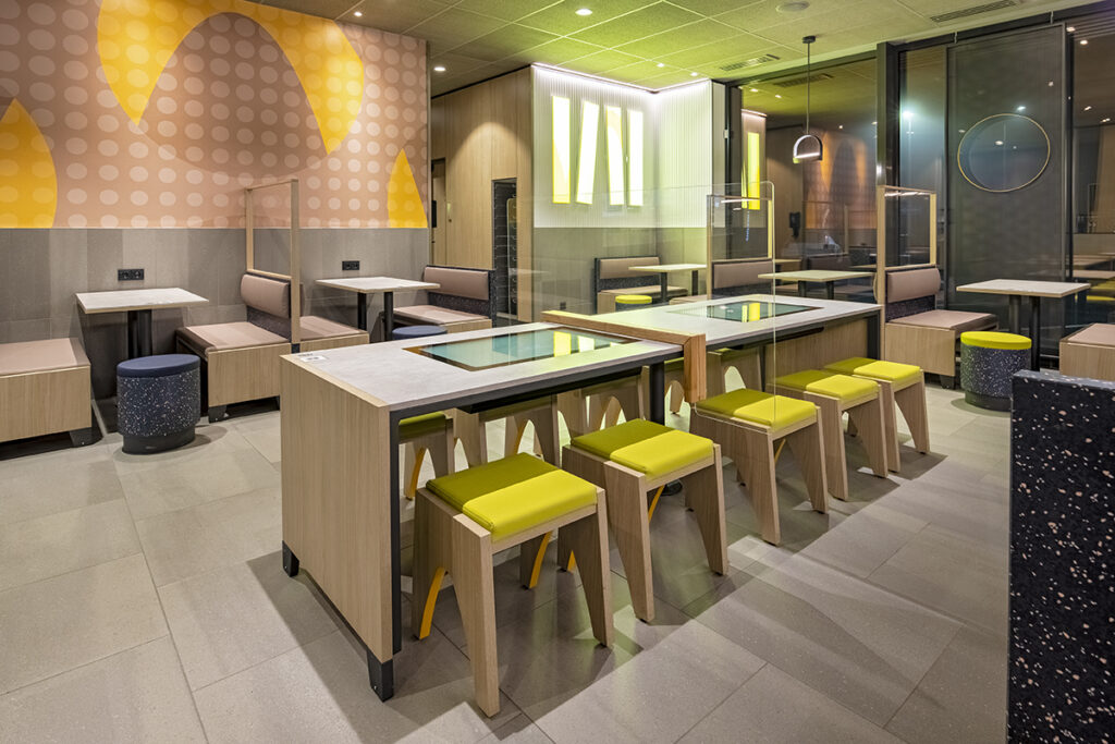 McDonald's LUNA in Wörrstadt - Dining tables
