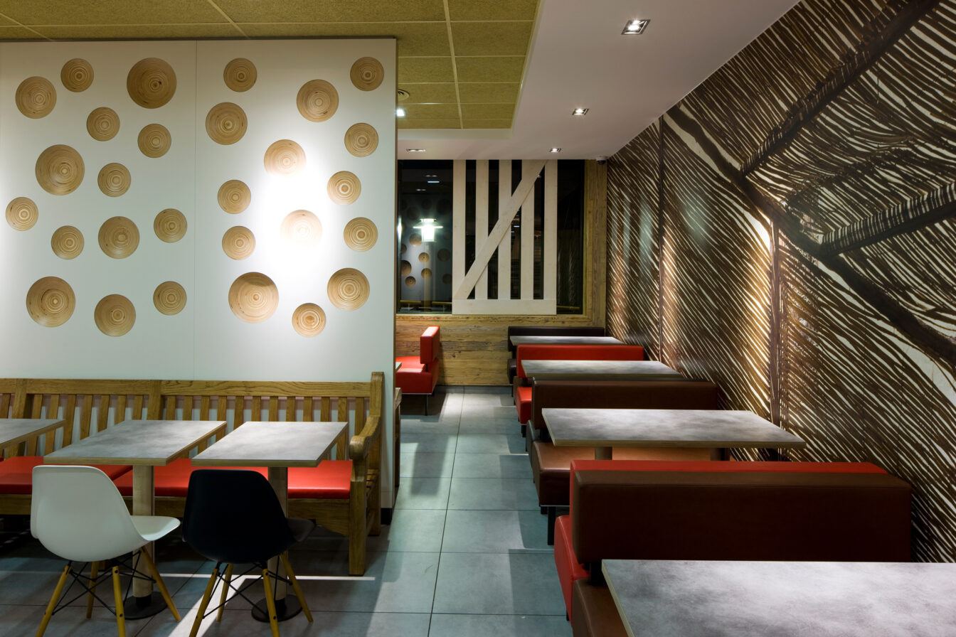 McDonald’s Wood & Stone in London - Tische, Bänke