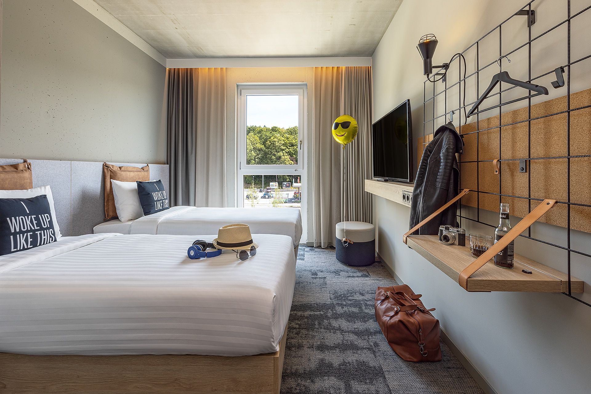 Moxy Simmern - Bedroom, bed