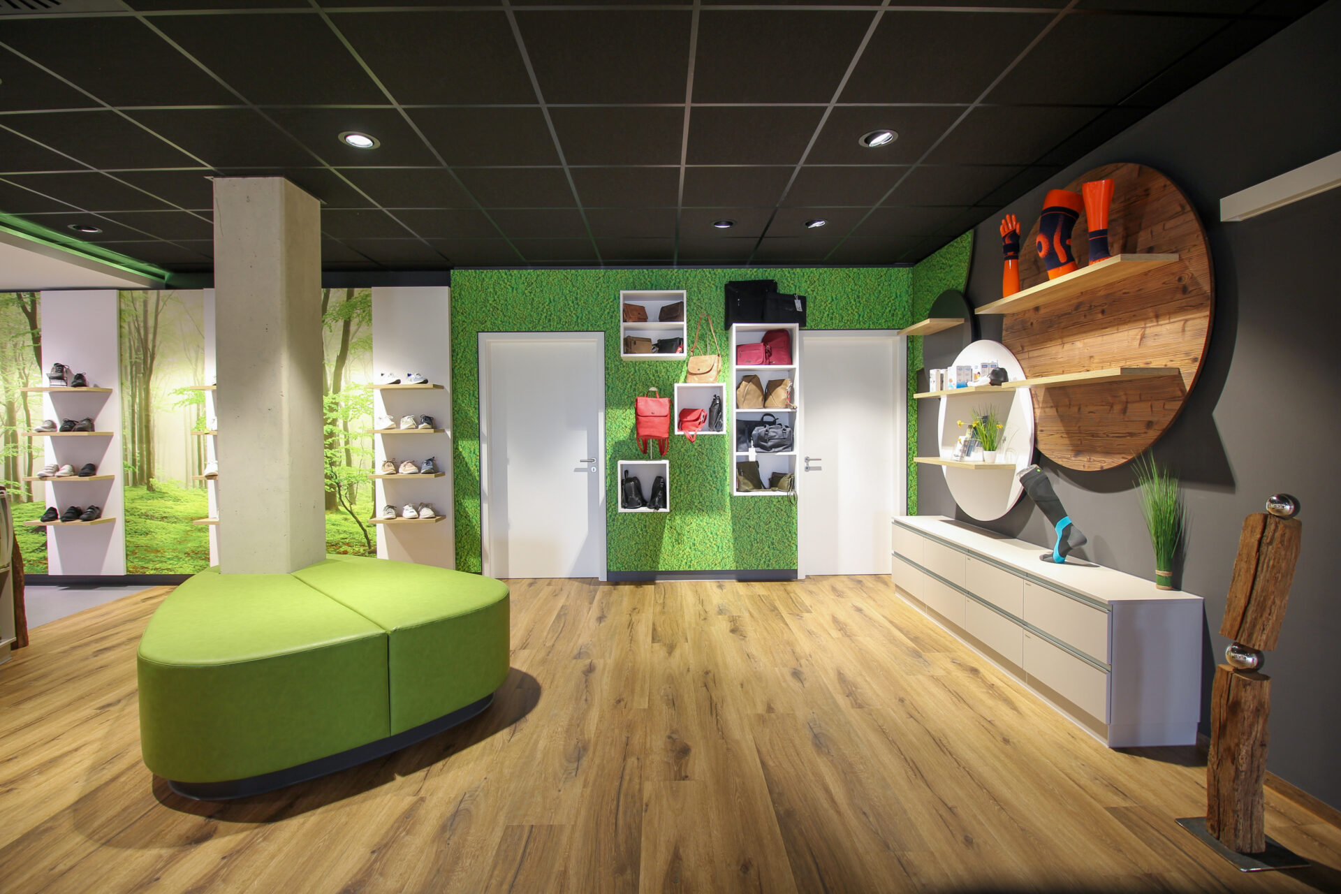 Lymph & Vein Center, Elsenfeld, Germany, Retail furniture, shelves
