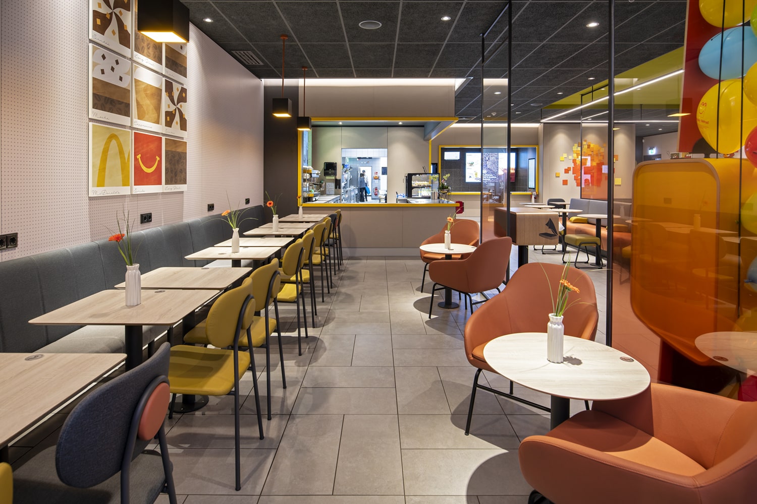 McDonald's CUBE Ebermannsdorf - Chairs
