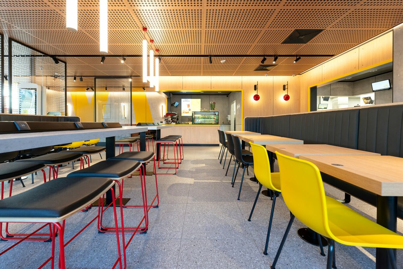 McDonald's RAY in Kronau - Tische, Stühle und Bänke