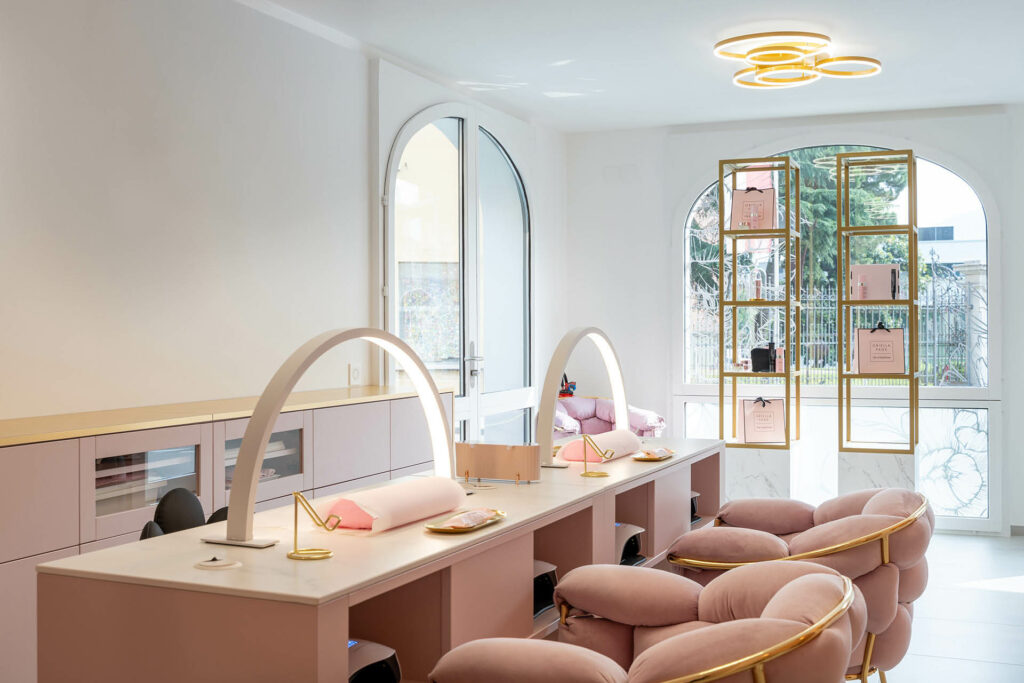 Oriella Page Beautysalon in Agno, Stühle rosa