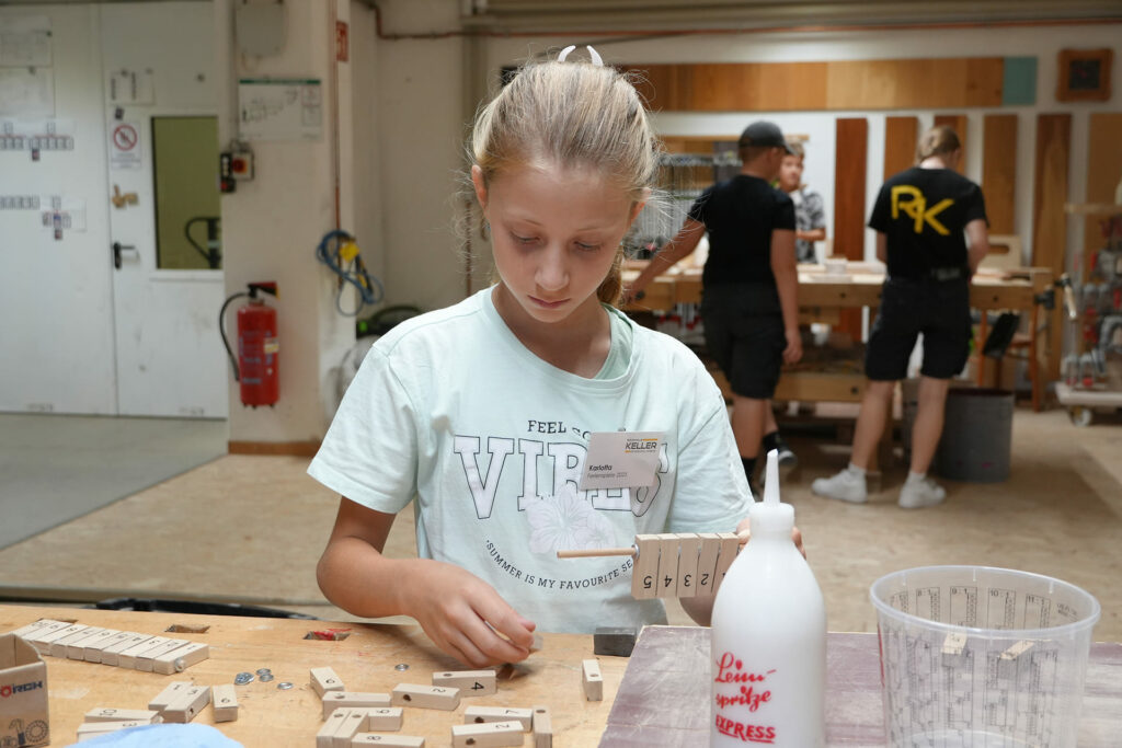 holiday-games-2025-external-girl-stacking
