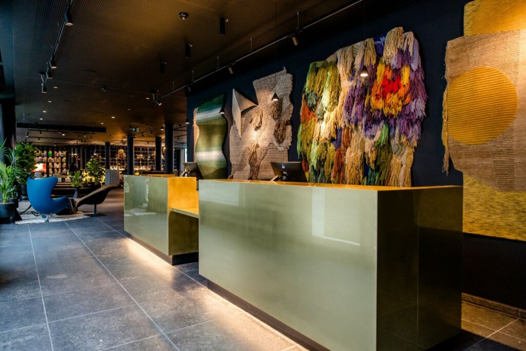 Motel One Antwerpen, Rezeption