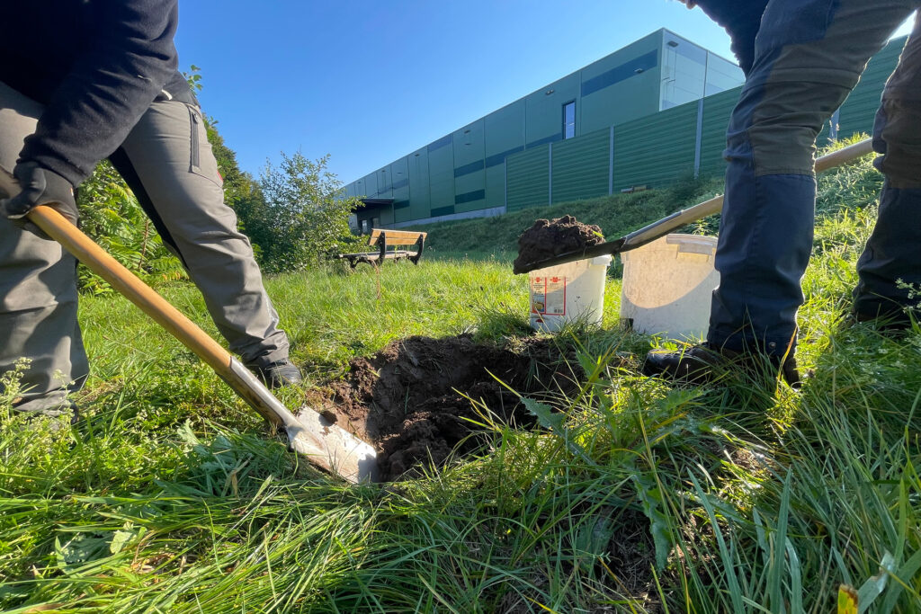 Tree planting, digging holes, tree-planting challenge, REINHOLD KELLER Group