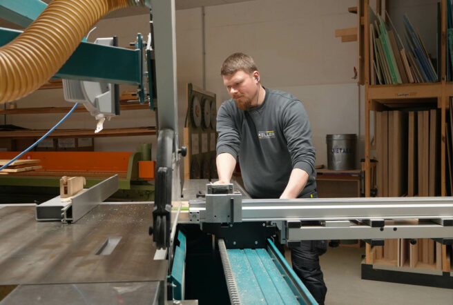 Interview Ausbildung Schreiner, Dominik an Maschine, REINHOLD KELLER