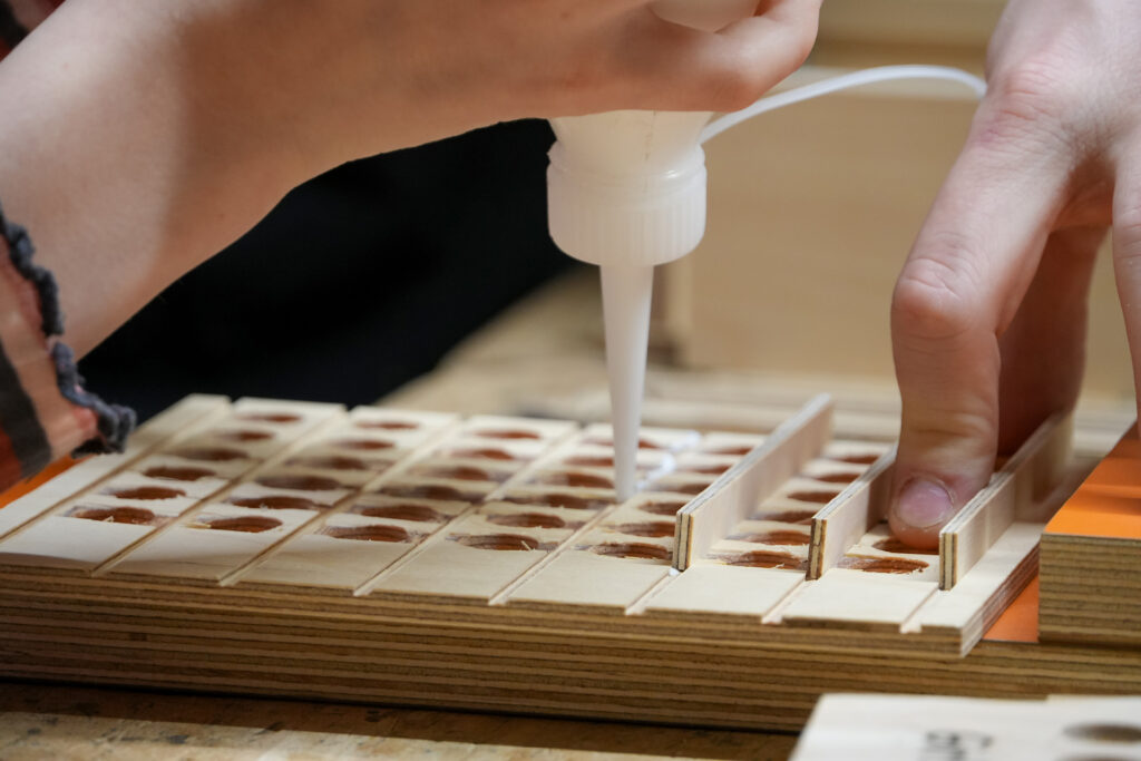 Girls'Day 2026, Detailaufnahme Leim | REINHOLD KELLER Group