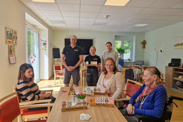 Übergabe Kartenhalter für die Caritas Tagespflege Kleinheubach, REINHOLD KELLER Group