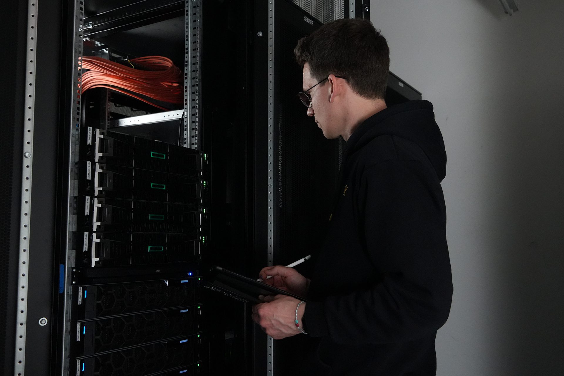 Interview IT & Stammdatenmanagement, Mario im Serverraum, REINHOLD KELLER