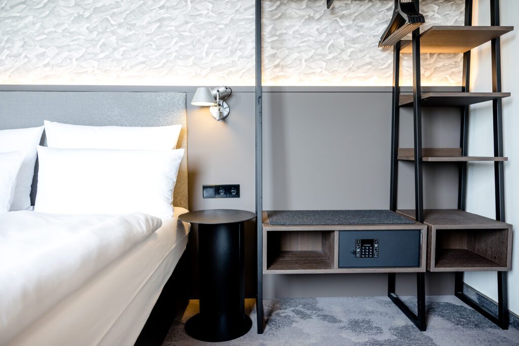 Motel One Hamburg-Alster, Regal, REINHOLD KELLER