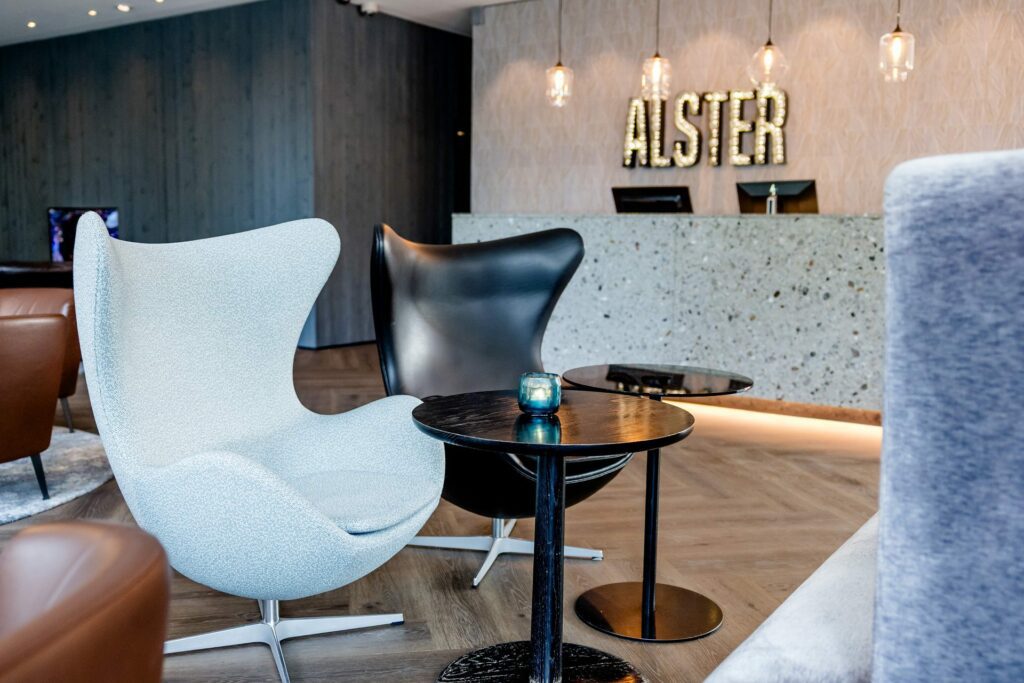 Motel One Hamburg-Alster, Rezeption Stühle, REINHOLD KELLER